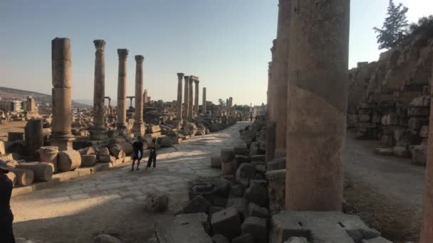 Jerash, Jordanien - 15. Oktober 2019: Touristen inspizieren die Ruinen alter Gebäude Teil 2 — Stockvideo