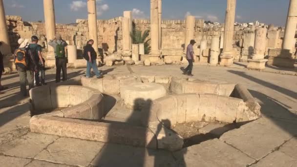 Jerash, Jordánia - 2019. október 15.: turisták sétálnak a kőutakon 2. rész — Stock videók