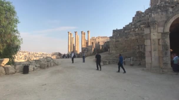 Jerash, Jordánsko - 15. října 2019: turisté procházejí troskami starého města — Stock video