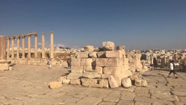 Jerash, Jordanien - 15 oktober 2019: turister går på stenvägar — Stockvideo