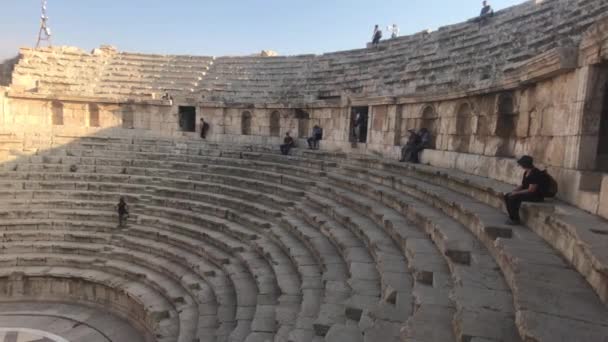 Jerash, Jordânia - 15 de outubro de 2019: turistas inspecionam as ruínas de edifícios antigos — Vídeo de Stock