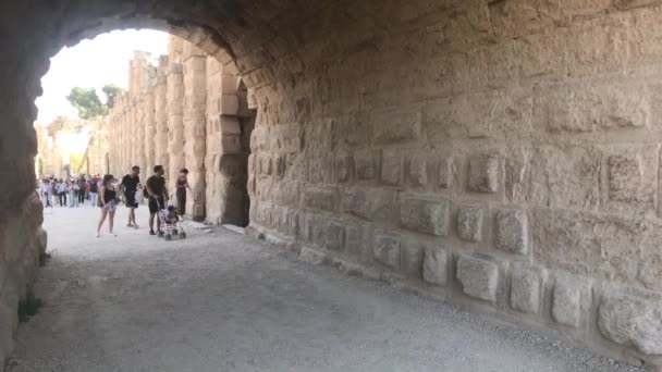 Jerash, Jordan - 15 жовтня 2019: туристи проходять через руїни старої частини міста 12. — стокове відео