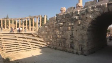 Jerash, Ürdün - 15 Ekim 2019: Taştan yollarda yürüyen turistler Bölüm 4