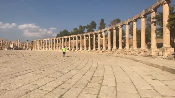 Jerash, Jordania - 15 de octubre de 2019: los turistas inspeccionan las ruinas de los edificios antiguos parte 4 — Vídeos de Stock