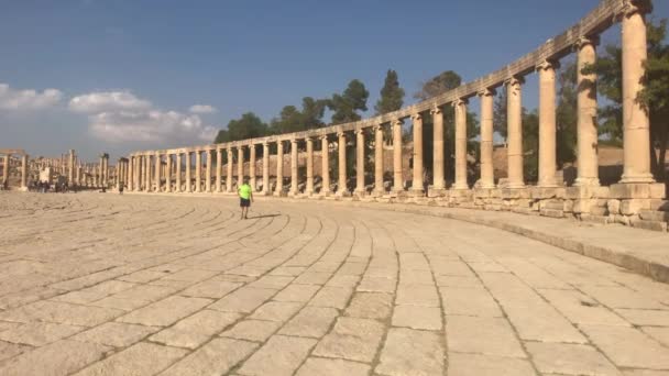 Jerash, Jordánia - 2019. október 15.: a turisták megnézik a régi épületek romjait 4. rész — Stock videók