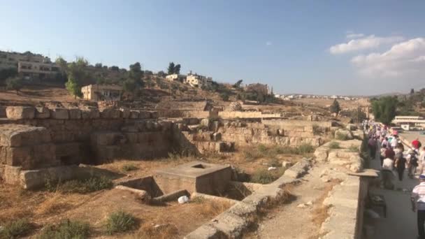 Jerash, Jordan - October 15, 2019: tourists inspect the ruins of old buildings part 5 — Stock Video