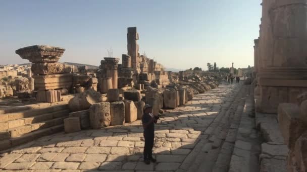 Джераш, Иордания - 15 октября 2019 года: туристы прогуливаются по руинам старой части города 8 — стоковое видео