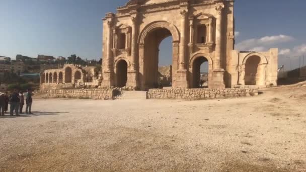 Jerash, Jordania - 15 de octubre de 2019: los turistas caminan por las ruinas de la ciudad vieja parte 18 — Vídeos de Stock