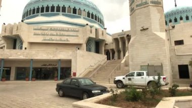 Amman, Ürdün - 15 Ekim 2019: Kral Abdullah Camii turistleri güzelliği keşfediyor 