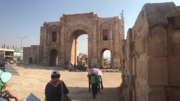 Jerash, Jordanië - 15 oktober 2019: toeristen lopen door de ruïnes van het oude stadsdeel 19 — Stockvideo