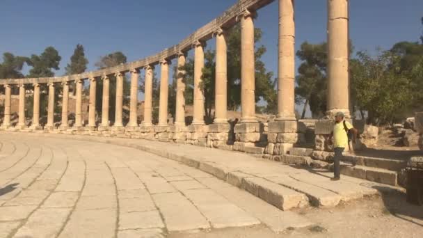 Jerash, Jordanië - 15 oktober 2019: toeristen lopen door de ruïnes van het oude stadsdeel 15 — Stockvideo