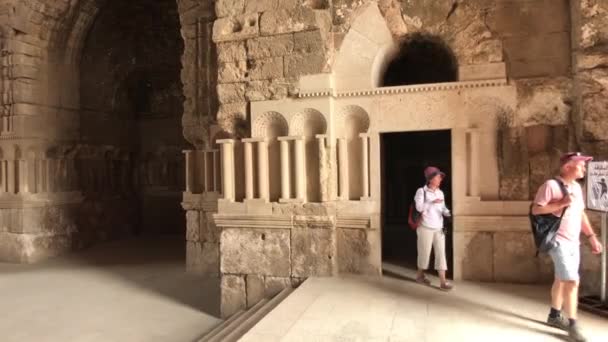 Amman, Jordan - October 15, 2019: tourists walk around the citadel part 5 — Stockvideo