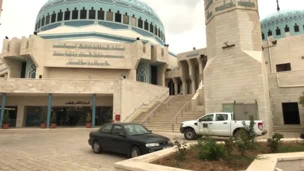 Ammán, Jordania - 15 de octubre de 2019: Los turistas de la Mezquita Rey Abdullah exploran la belleza — Vídeo de stock