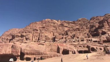 Petra, Ürdün - 17 Ekim 2019: Turistler kayalıklardaki antik binaların kalıntılarını keşfediyorlar.