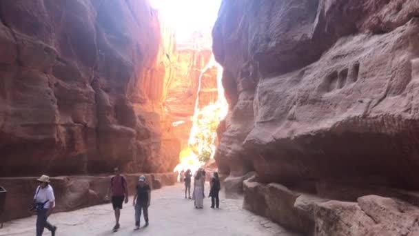 Petra, Jordanien - 17 oktober 2019: turister rusar genom smala passager mellan fjällen del 5 — Stockvideo