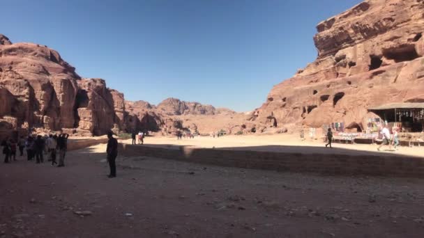 Петра, Иордания - 17 октября 2019 года: Туристы исследуют руины древних зданий в скалах, часть 14 — стоковое видео