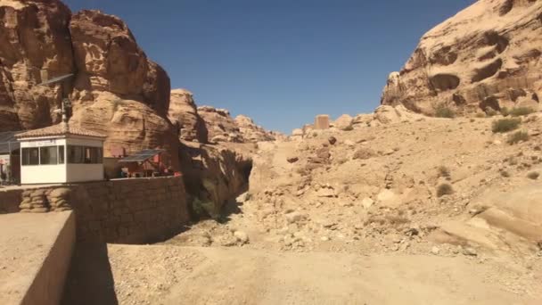 ペトラ、ヨルダン-素晴らしい歴史を持つ山と崖パート1 — ストック動画