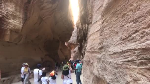 Petra, Jordania - 17 de octubre de 2019: los turistas se mueven entre montañas bajo el sol abrasador parte 11 — Vídeos de Stock