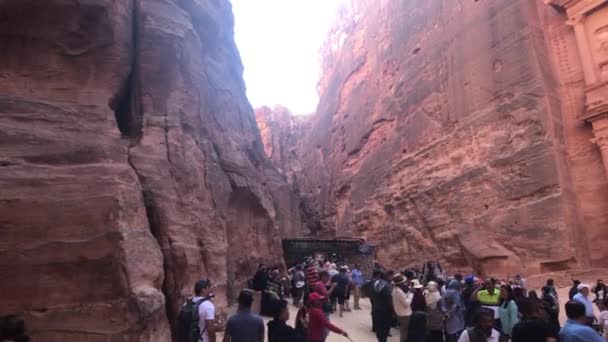 Petra, Jordanien - 17 oktober 2019: turister rusar genom trånga passager mellan fjällen del 9 — Stockvideo