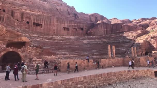 Petra, Jordanien - 17 oktober 2019: Turister utforska ruinerna av antika byggnader i klipporna del 15 — Stockvideo