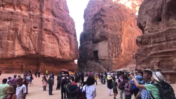 Petra, Jordânia - 17 de outubro de 2019: turistas correm por passagens estreitas entre as montanhas parte 14 — Vídeo de Stock