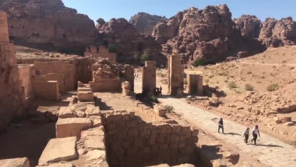 Petra, Ιορδανία - 17 Οκτωβρίου 2019: οι τουρίστες στην κοιλάδα των όμορφων βουνών μέρος 10 — Αρχείο Βίντεο