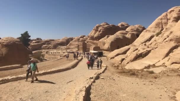 Petra, Jordanië - 17 oktober 2019: toeristen trekken op de weg deel 2 — Stockvideo
