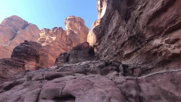 ペトラ、ヨルダン-素晴らしい歴史を持つ山と崖パート16 — ストック動画
