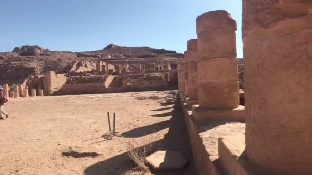 Petra, Jordanien - 17 oktober 2019: Turnégrupper studerar kanjon del 4 — Stockvideo