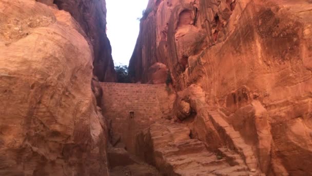 Petra, Jordanië - bergreliëfs met in de rotsen uitgehouwen structuren deel 5 — Stockvideo