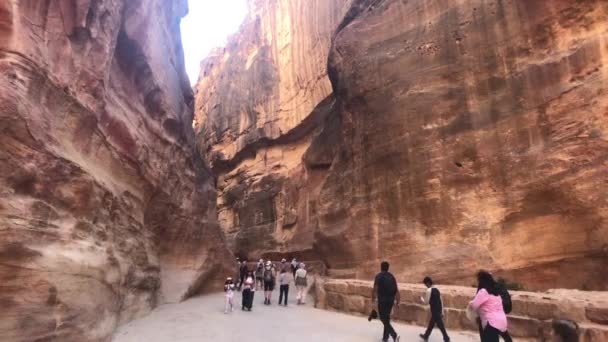 Petra, Jordania - 17 de octubre de 2019: los turistas se apresuran a través de pasajes estrechos entre las montañas parte 4 — Vídeos de Stock