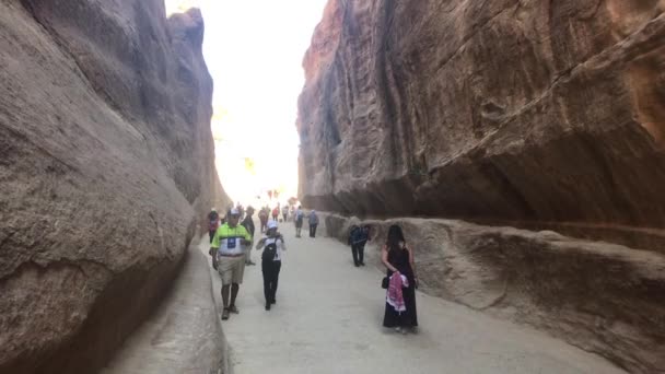 Petra, Jordania - 17 października 2019: turyści poruszają się między górami pod palącym słońcem część 5 — Wideo stockowe