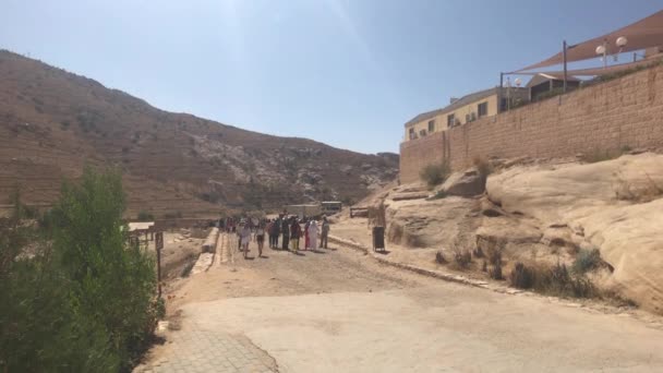Petra, Ιορδανία - 17 Οκτωβρίου 2019: οι τουρίστες κινούνται στο δρόμο μέρος 4 — Αρχείο Βίντεο