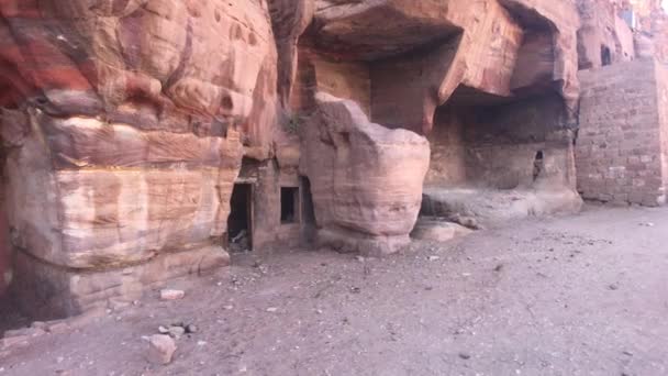 Petra, Jordanië - bergreliëfs met in de rotsen uitgehouwen structuren deel 12 — Stockvideo