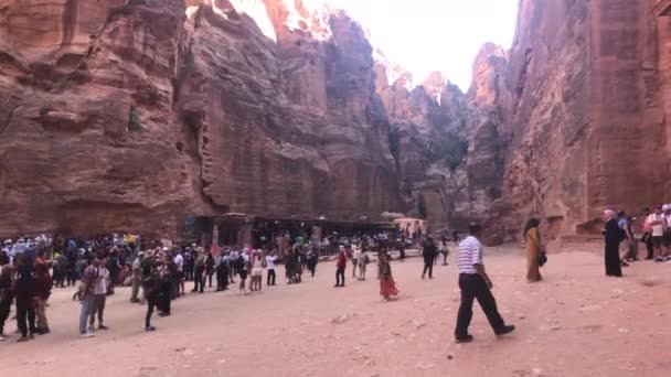 Petra, Jordánsko - 17. října 2019: turisté spěchají úzkými průchody mezi horami část 12 — Stock video