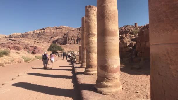 Petra, Jordanien - 17 oktober 2019: turister i dalen av vackra berg del 3 — Stockvideo