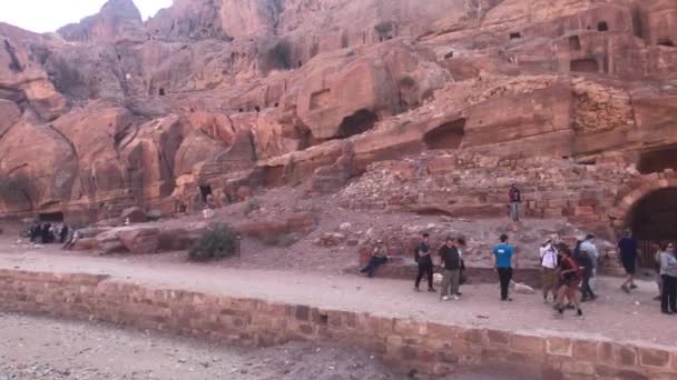 Petra, Jordanië - 17 oktober 2019: Toeristen verkennen de ruïnes van oude gebouwen in de rotsen deel 17 — Stockvideo