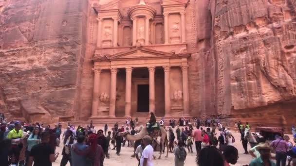 Petra, Jordan - October 17, 2019: tourists are photographed against the backdrop of a beautiful gorge part 2 — Stock Video