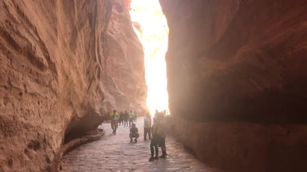 约旦佩特拉- 2019年10月17日：游客们在岩石第6部分探索古代建筑的废墟 — 图库视频影像