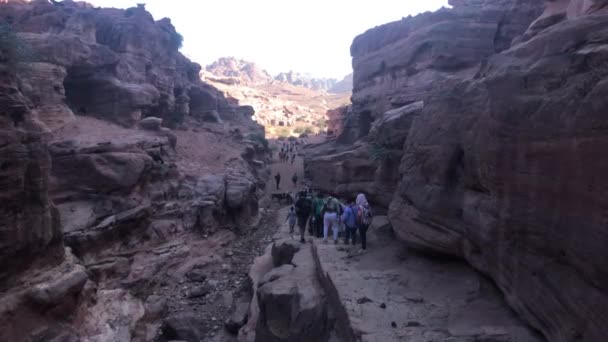 Petra, Jordanie - 17 octobre 2019 : touristes dans la vallée de belles montagnes partie 16 — Video