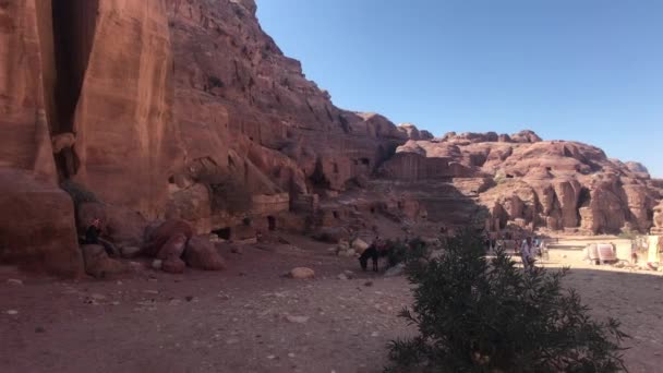 Petra, Jordanië - 17 oktober 2019: toeristen in de vallei van prachtige bergen deel 7 — Stockvideo