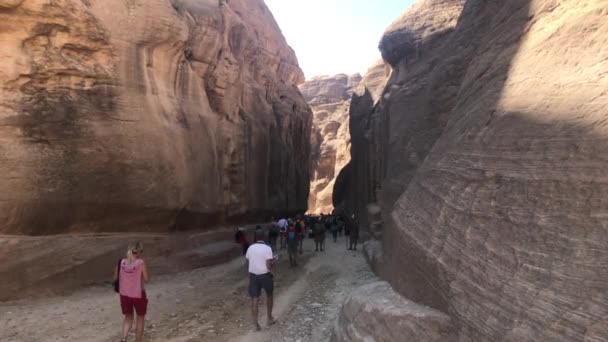 Petra, Jordânia - 17 de outubro de 2019: os turistas se movem na estrada parte 6 — Vídeo de Stock