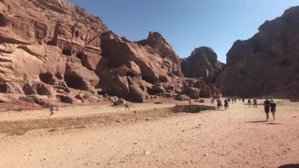 Петра, Иордания - 17 октября 2019 года: туристы в долине красивых гор часть 8 — стоковое видео