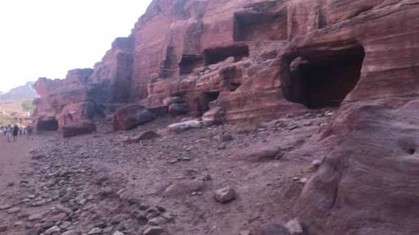 Petra, Jordan - ορεινά ανάγλυφα με κατασκευές σκαλισμένες στα βράχια μέρος 13 — Αρχείο Βίντεο
