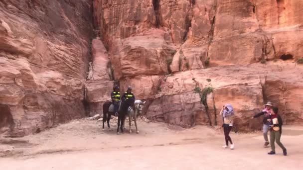 Petra, Jordánsko - 17. října 2019: turisté spěchají úzkými průchody mezi horami část 13 — Stock video
