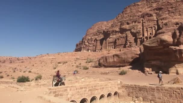 Petra, Ιορδανία - 17 Οκτωβρίου 2019: τουρίστες στην κοιλάδα των όμορφων βουνών μέρος 9 — Αρχείο Βίντεο