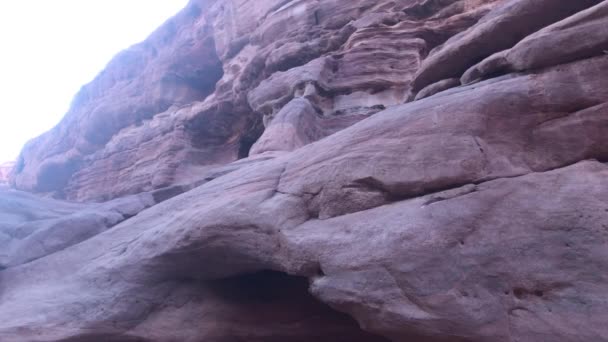 Petra, Jordanien - Reliefs mit in die Felsen gehauenen Strukturen Teil 14 — Stockvideo