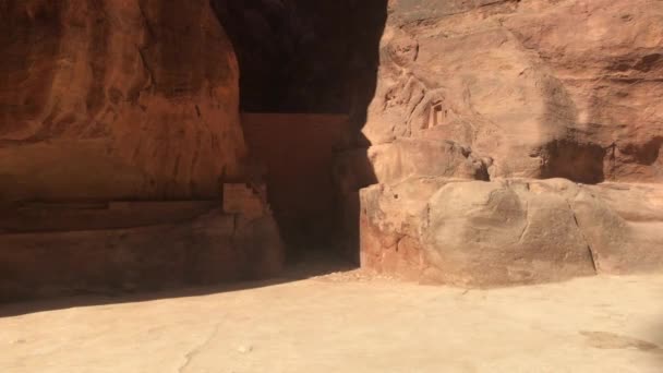 Petra, Jordánsko - horské reliéfy se stavbami vytesanými do skal část 6 — Stock video