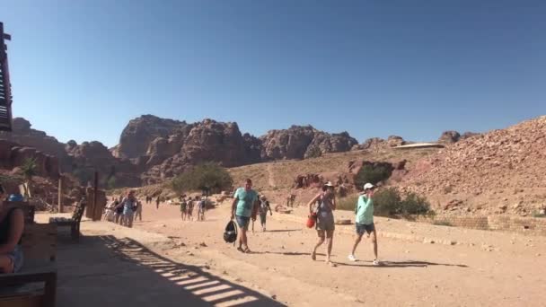 Petra, Jordânia - 17 de outubro de 2019: Turistas exploram as ruínas de edifícios antigos nas rochas parte 16 — Vídeo de Stock