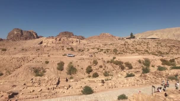 Petra, Jordanien - 17 oktober 2019: turister går längs klipporna del 2 — Stockvideo